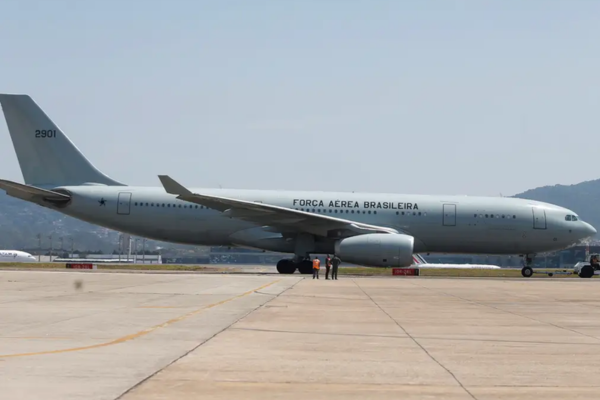 Aeronave KC-30, da Força Aérea Brasileira, tem sido utilizada nos voos de repatriação/Crédito: Agência Brasil Aeronave KC-30, da Força Aérea Brasileira, tem sido utilizada nos voos de repatriação/Crédito: Agência Brasil