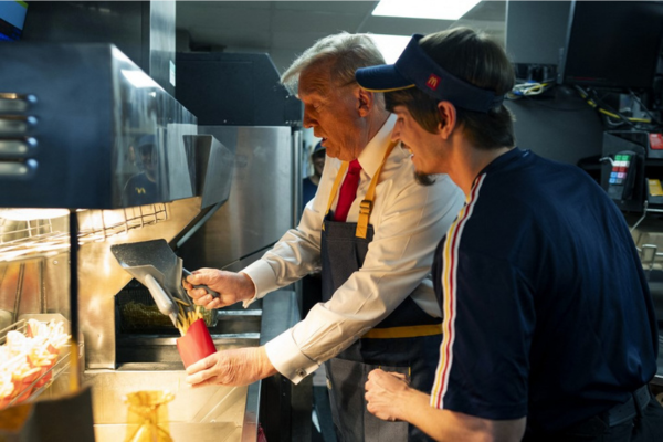 Trump protegeu sua camisa branca e gravata com um avental/Crédito: POOL / GETTY IMAGES NORTH AMERICA / Getty Images via AFP Trump protegeu sua camisa branca e gravata com um avental/Crédito: POOL / GETTY IMAGES NORTH AMERICA / Getty Images via AFP