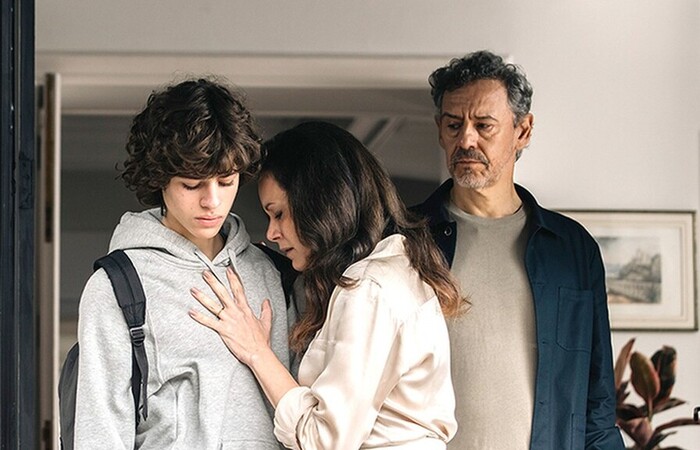/Hermila e Emílio de Mello interpretam pais sob pressão para tomar uma decisão difícil. Divulgação /Hermila e Emílio de Mello interpretam pais sob pressão para tomar uma decisão difícil. Divulgação