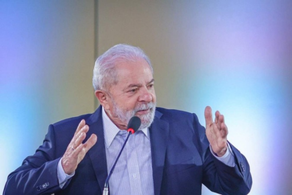 Lula precisou levar cinco pontos na cabeça após sofrer uma queda em casa, neste domingo (20/10)/Crédito: Foto divulgação internet