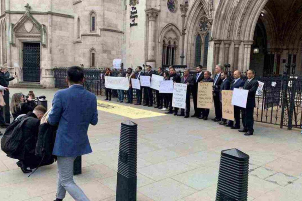 Na Inglaterra, representantes de municípios da Bacia Rio Doce e de atingidos por rompimento de barragem fazem protesto por reparação diante da Royal Courts of Justice, em 2022/Crédito: Mateus Parreiras/EM/D.A Press - 8/4/2022