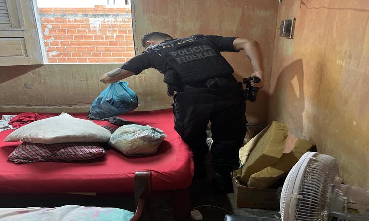 Os agentes da PF, após entrarem na residência do investigado, localizaram um smartphone que continha arquivos digitais com imagens de exploração sexual infantil/Foto: Divulgação/PF Os agentes da PF, após entrarem na residência do investigado, localizaram um smartphone que continha arquivos digitais com imagens de exploração sexual infantil/Foto: Divulgação/PF