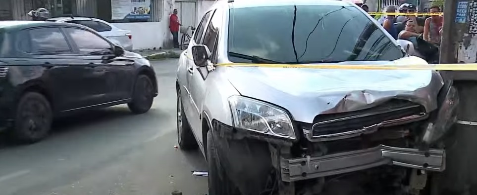 Carro imprensou moto em poste e matou um homem/Foto: Reprodução/ TV Guararapes