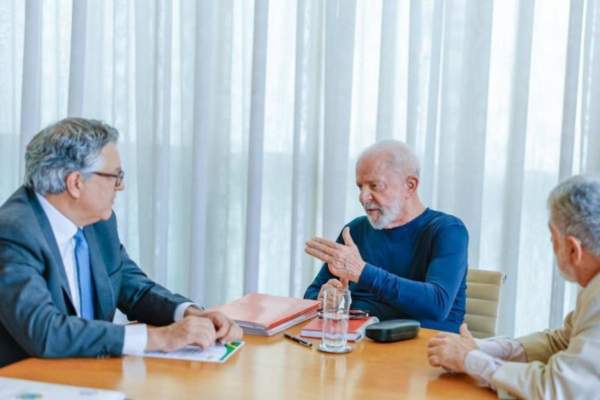 Lula trabalhou do Alvorada. Ele recebeu, nesta segunda-feira, o ministro Alexandre Padilha e o assessor especial da Presidência Celso Amorim/Crédito: Ricardo Stuckert