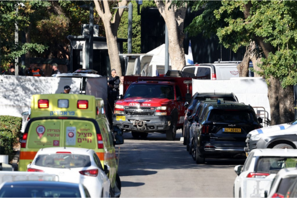 Um caminhão de bombeiros atravessa uma barreira ao longo de uma rua que leva à residência do primeiro-ministro Benjamin Netanyahu em Cesaréia/Crédito: Jack Guez / AFP Um caminhão de bombeiros atravessa uma barreira ao longo de uma rua que leva à residência do primeiro-ministro Benjamin Netanyahu em Cesaréia/Crédito: Jack Guez / AFP