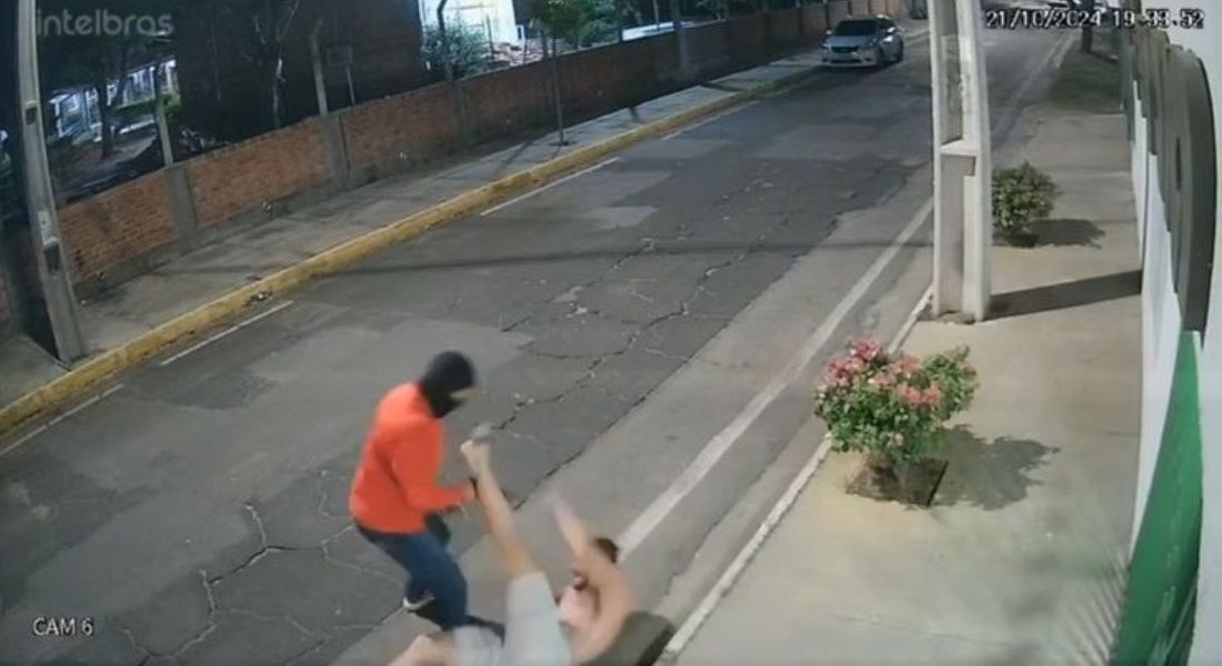 Um vídeo que circula nas redes sociais mostra o momento em que Giovanny corre para a casa onde morava, fugindo do atirador, que estava usando uma máscara e uma arma/Foto: Reprodução/Redes Sociais Um vídeo que circula nas redes sociais mostra o momento em que Giovanny corre para a casa onde morava, fugindo do atirador, que estava usando uma máscara e uma arma/Foto: Reprodução/Redes Sociais