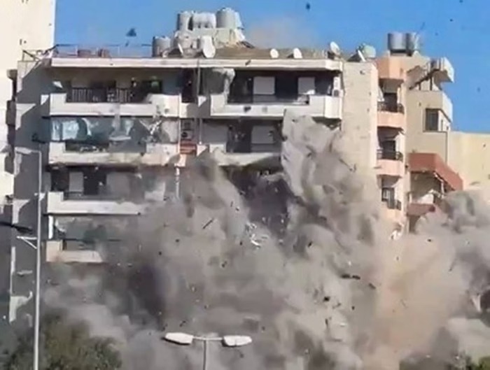 Imagens mostram o momento em que um míssil atinge o prédio