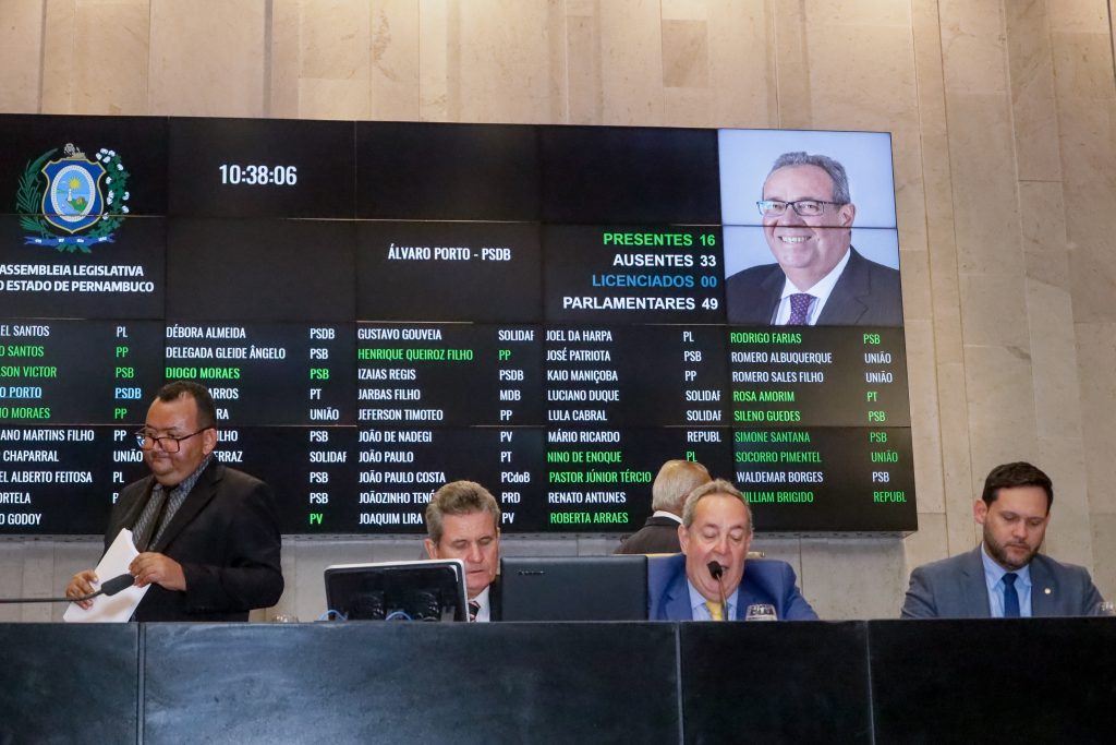 A intenção foi garantir a permanência dos membros que haviam sido eleitos em fevereiro do mesmo ano antes que a governadora Raquel Lyra (PSDB) pudesse interceder na eleição do biênio 2025/2026/Foto: Amaro Lima A intenção foi garantir a permanência dos membros que haviam sido eleitos em fevereiro do mesmo ano antes que a governadora Raquel Lyra (PSDB) pudesse interceder na eleição do biênio 2025/2026/Foto: Amaro Lima