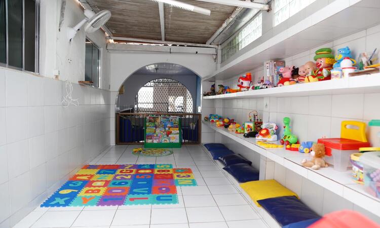 A ONG tem ampliado suas ações para incluir o apoio às famílias dessas crianças, buscando promover um ambiente mais saudável e propício à reintegração familiar