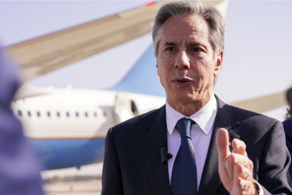 O secretário de Estado dos EUA, Antony Blinken, fala aos repórteres na pista do Aeroporto Internacional Ben Gurion/Crédito: Nathan Howard / POOL / AFP O secretário de Estado dos EUA, Antony Blinken, fala aos repórteres na pista do Aeroporto Internacional Ben Gurion/Crédito: Nathan Howard / POOL / AFP