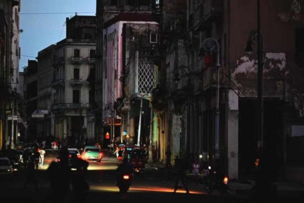 Cuba sofre um apagão geral dia 18 que paralisa a economia e, quatro dias depois, é atingida por um furacão que vitimou seis pessoas/Crédito: Adalberto Roque / AFP Cuba sofre um apagão geral dia 18 que paralisa a economia e, quatro dias depois, é atingida por um furacão que vitimou seis pessoas/Crédito: Adalberto Roque / AFP