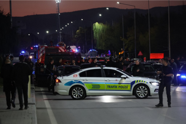 Policiais turcos protegem parte de uma estrada principal em Kahramankazan, cerca de 40 quilômetros (25 milhas) ao norte de Ancara/Crédito: Adem ALTAN / AFP