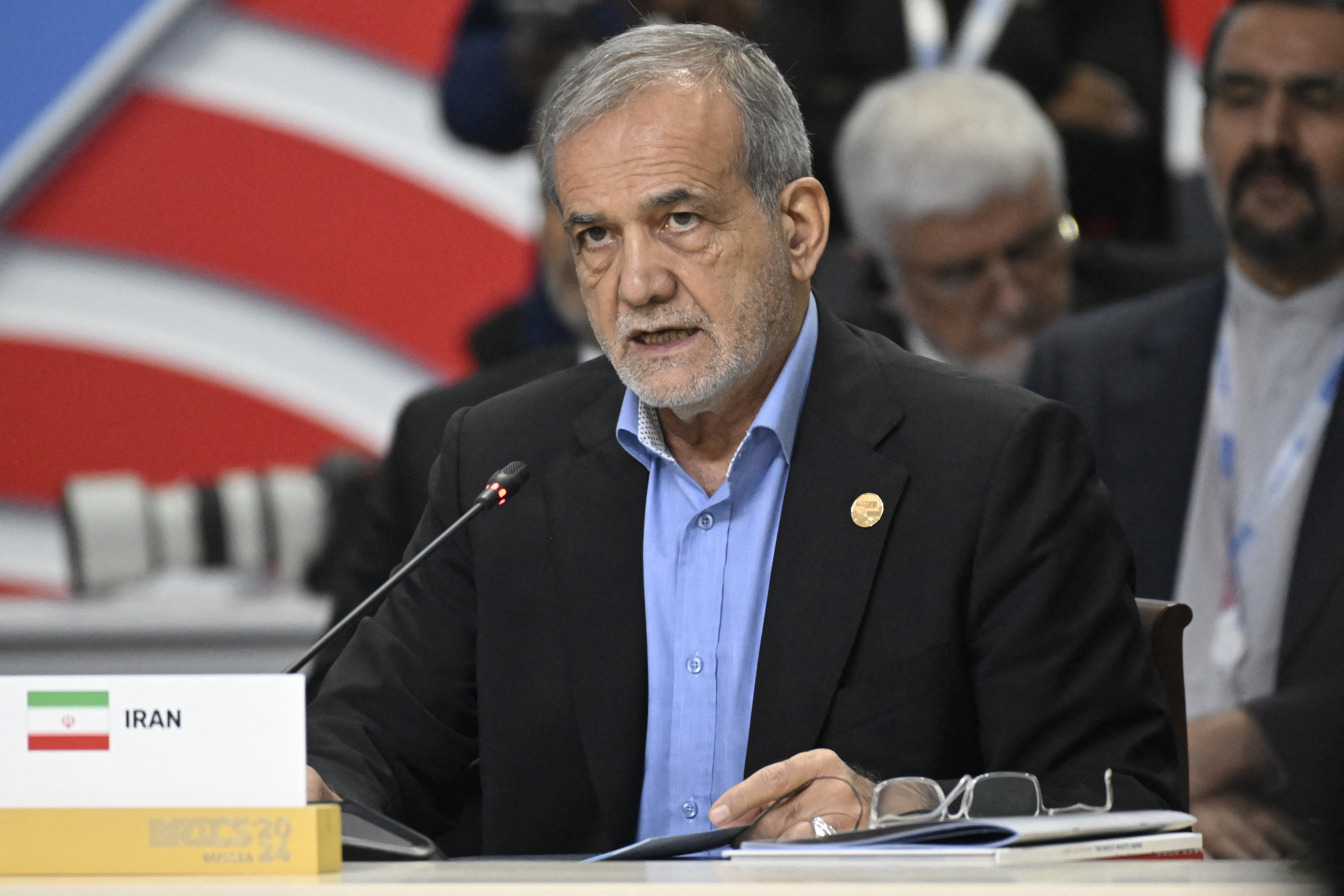 O presidente do Irã, Masoud Pezeshkian, participa da reunião estendida da cúpula do BRICS em Kazan, na Rússia/Foto: Alexander NEMENOV / POOL / AFP O presidente do Irã, Masoud Pezeshkian, participa da reunião estendida da cúpula do BRICS em Kazan, na Rússia/Foto: Alexander NEMENOV / POOL / AFP