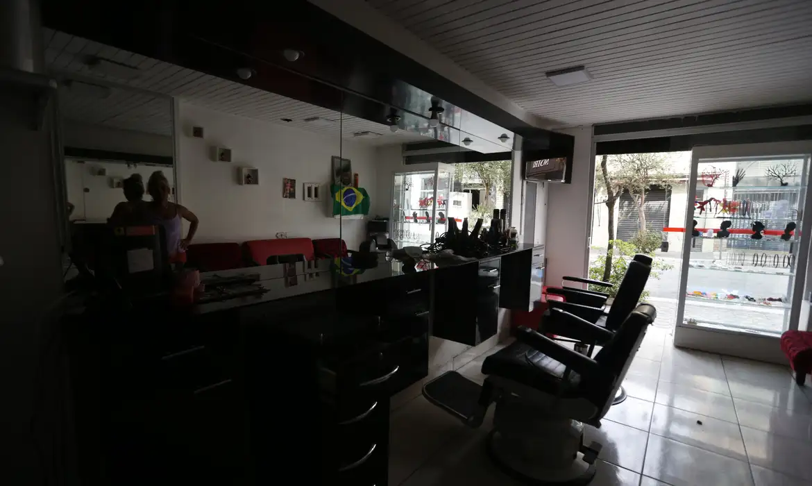 A maior parte dos moradores sem luz, 52.743, está na capital/foto: Paulo Pinto/Agência Brasil A maior parte dos moradores sem luz, 52.743, está na capital/foto: Paulo Pinto/Agência Brasil