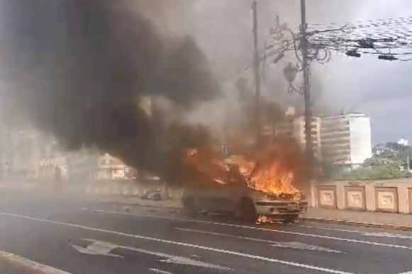 Carro pegou fogo na Ponte Maurício de Nassau/Foto: Redes Sociais Carro pegou fogo na Ponte Maurício de Nassau/Foto: Redes Sociais