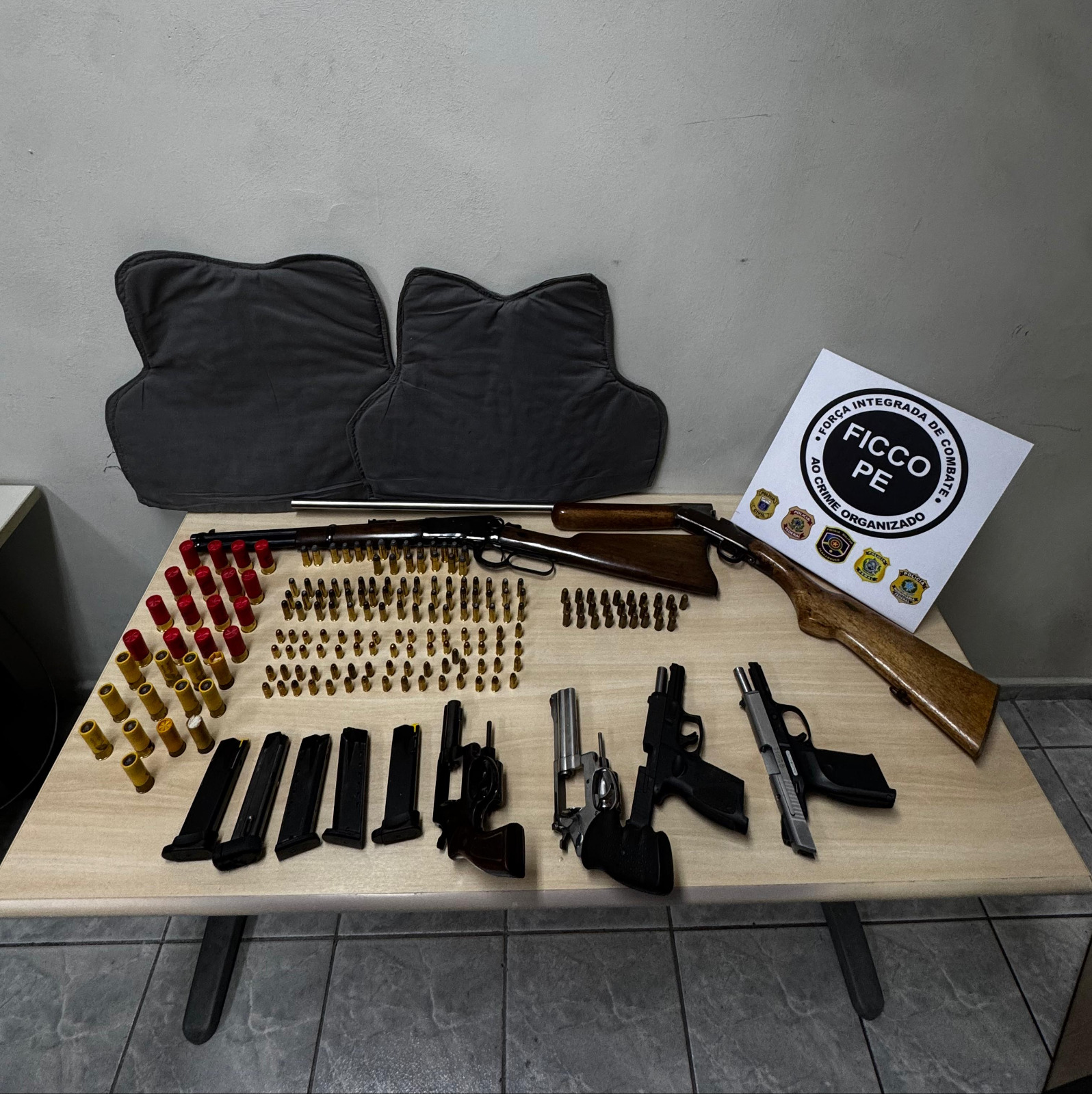 Armas, balas e coletes foram apreendidos em operação/Foto: PF-PE