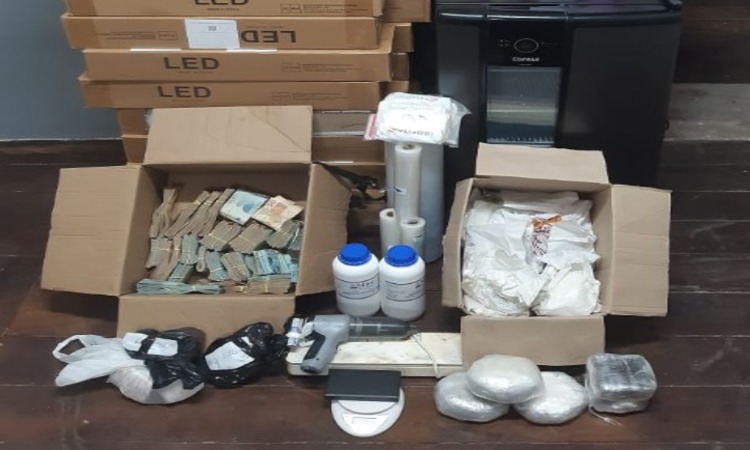 A PCPE localizou balanças de precisão, uma máquina de contar dinheiro e aproximadamente R$ 200 mil em espécie, além de dois veículos/Foto: Divulgação/PCPE A PCPE localizou balanças de precisão, uma máquina de contar dinheiro e aproximadamente R$ 200 mil em espécie, além de dois veículos/Foto: Divulgação/PCPE