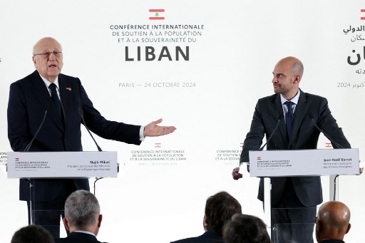 O primeiro-ministro do Líbano fala ao lado do ministro das Relações Exteriores da França após conferência de ajuda internacional em apoio ao Líbano/Foto: ALAIN JOCARD / AFP O primeiro-ministro do Líbano fala ao lado do ministro das Relações Exteriores da França após conferência de ajuda internacional em apoio ao Líbano/Foto: ALAIN JOCARD / AFP