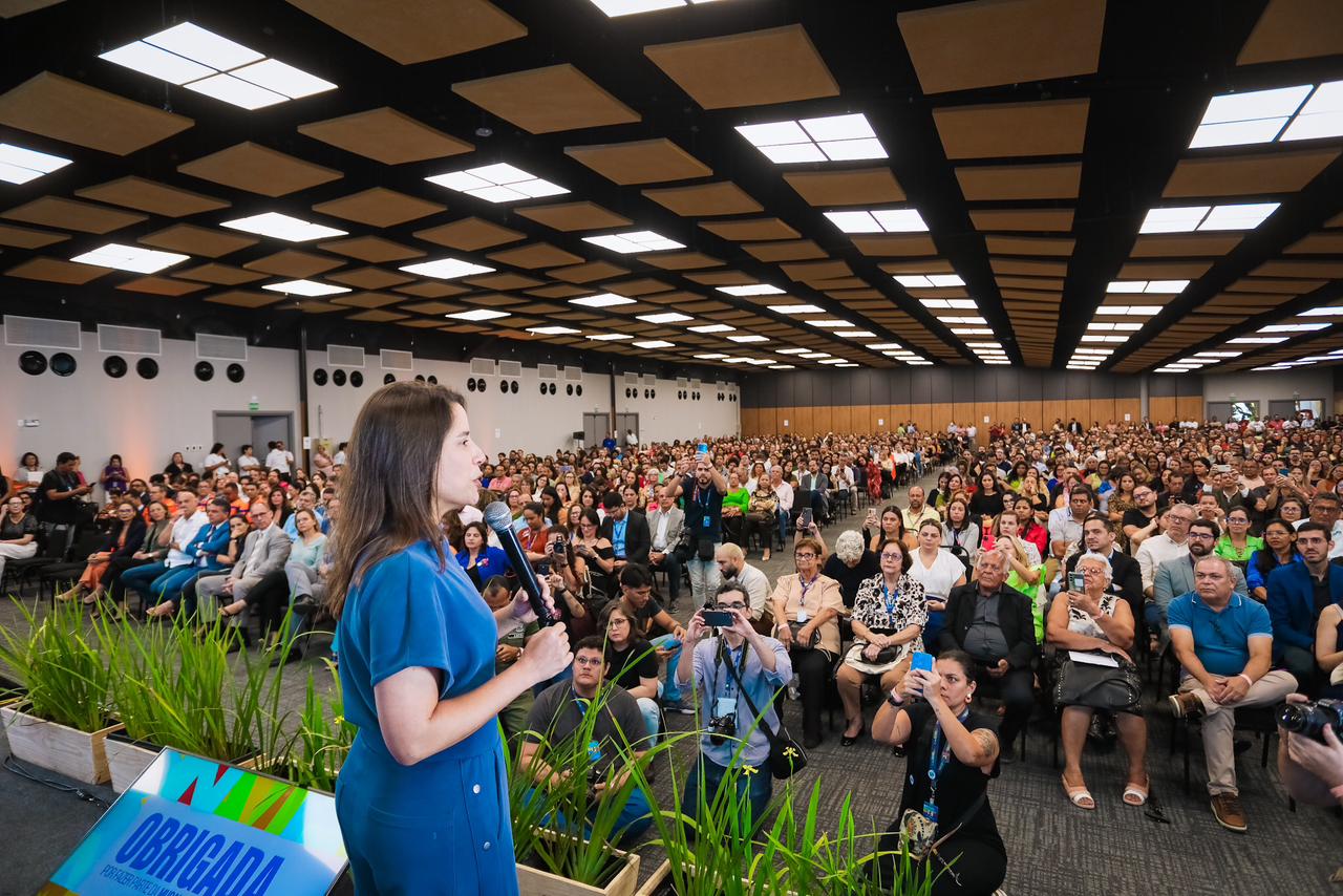 O anúncio foi feito pela governadora Raquel Lyra no Centro de Convenções, em Olinda, onde os profissionais do Governo de Pernambuco receberam uma placa comemorativa/Foto: Janaína Pepeu/Secom