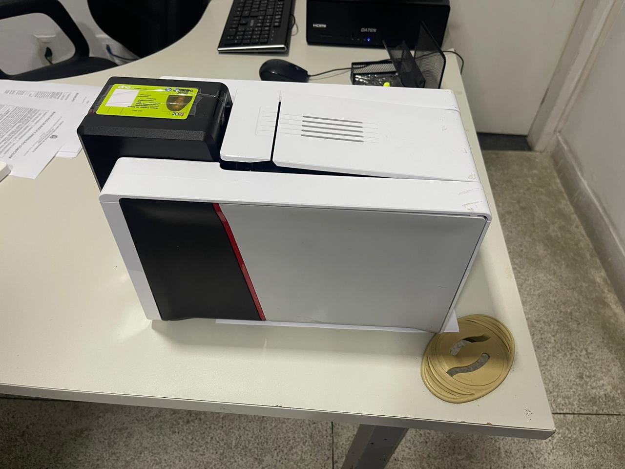 Máquinas produziram carteiras de estudante falsas/Foto: Polícia Civil Máquinas produziram carteiras de estudante falsas/Foto: Polícia Civil
