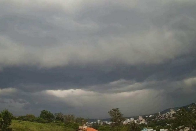 O INMET emitiu um alerta de Grande Perigo para a região, e a Universidade Federal do Rio Grande do Sul (UFRGS) suspendeu as atividades como medida de precaução/foto: Observatório Heller & Jung / Reprodução O INMET emitiu um alerta de Grande Perigo para a região, e a Universidade Federal do Rio Grande do Sul (UFRGS) suspendeu as atividades como medida de precaução/foto: Observatório Heller & Jung / Reprodução