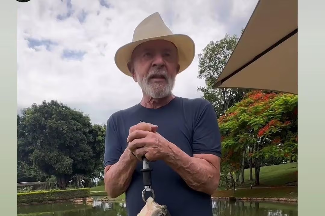 Lula ao lado de peixe pescado no lago do Palácio da Alvorada/Foto: Redes sociais Lula ao lado de peixe pescado no lago do Palácio da Alvorada/Foto: Redes sociais