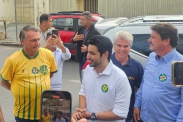 Fred Rodrigues (centro) é o candidato de Jair Bolsonaro (esquerda) na capital de Goiás/Foto: Iracema Rabelo/X/Reprodução Fred Rodrigues (centro) é o candidato de Jair Bolsonaro (esquerda) na capital de Goiás/Foto: Iracema Rabelo/X/Reprodução