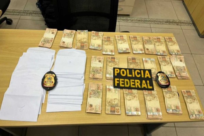 Durante a operação, os policiais encontraram a R$21.650,00 mil reais em espécie/Foto: Divulgação/PF Durante a operação, os policiais encontraram a R$21.650,00 mil reais em espécie/Foto: Divulgação/PF