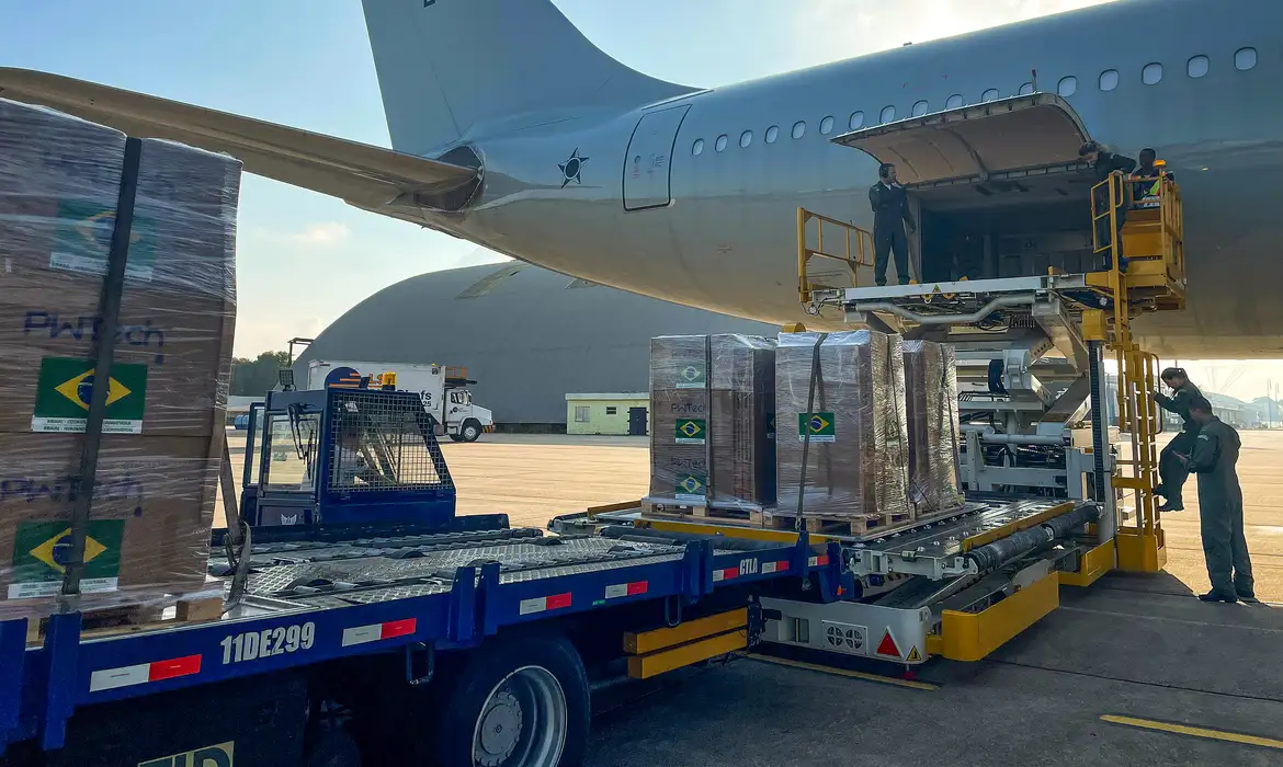 O avião levou também medicamentos e cestas básicas arrecadados pela Embaixada do Líbano em Brasília em conjunto com o Consulado-Geral do Líbano em São Paulo/Foto: Gov BR/FAB