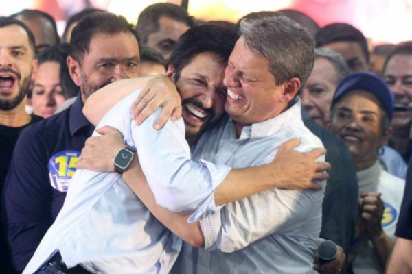 Ricardo Nunes abraça Tarcísio de Freitas. Ele agradeceu ao ''amigo, sem o qual não teríamos essa vitória''/Crédito: DANIEL TEIXEIRA/ESTADÃO CONTEÚDO
