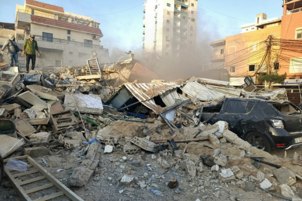 Esta imagem mostra os escombros de um edifício no local de um ataque aéreo israelense que atingiu durante a noite a cidade de Tiro, no sul do Líbano/Crédito: Kawnat HAJU / AFP Esta imagem mostra os escombros de um edifício no local de um ataque aéreo israelense que atingiu durante a noite a cidade de Tiro, no sul do Líbano/Crédito: Kawnat HAJU / AFP