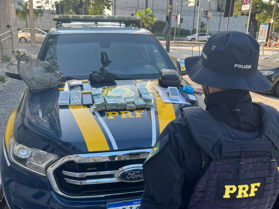 Dinheiro foi encontrado em saco dentro de caminhonete/Foto: PRF Dinheiro foi encontrado em saco dentro de caminhonete/Foto: PRF