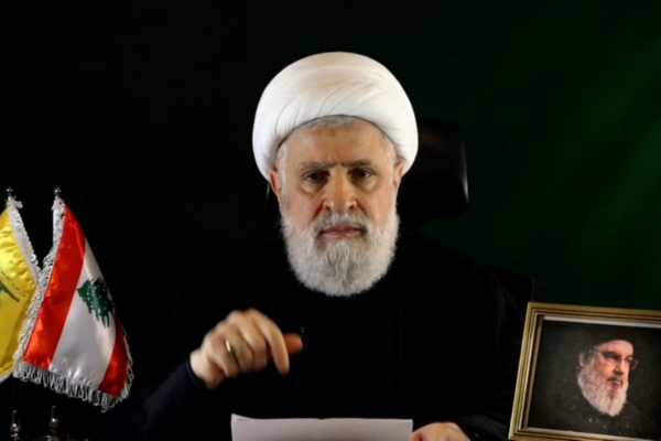 o vice-chefe do grupo, Naim Qassem, fazendo um discurso de um local não revelado/Créditos: Al-Manar / AFP o vice-chefe do grupo, Naim Qassem, fazendo um discurso de um local não revelado/Créditos: Al-Manar / AFP