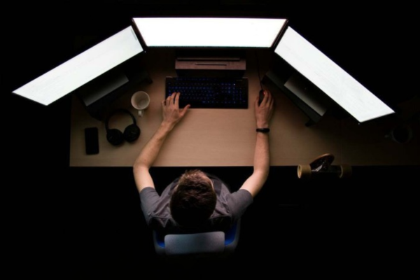 Vício em pornografia pode ser tão prejudicial quanto os transtornos gerados por drogas, jogos ou dependência de telas/crédito: Max Duzij/Unsplash