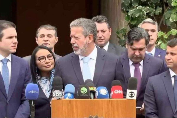 Lira sobre Hugo Motta (esquerda): ''Nome que demonstrou capacidade de alinhar polos aparentemente antagônicos com diálogo, leveza e altivez''/Crédito: Reprodução Lira sobre Hugo Motta (esquerda): ''Nome que demonstrou capacidade de alinhar polos aparentemente antagônicos com diálogo, leveza e altivez''/Crédito: Reprodução