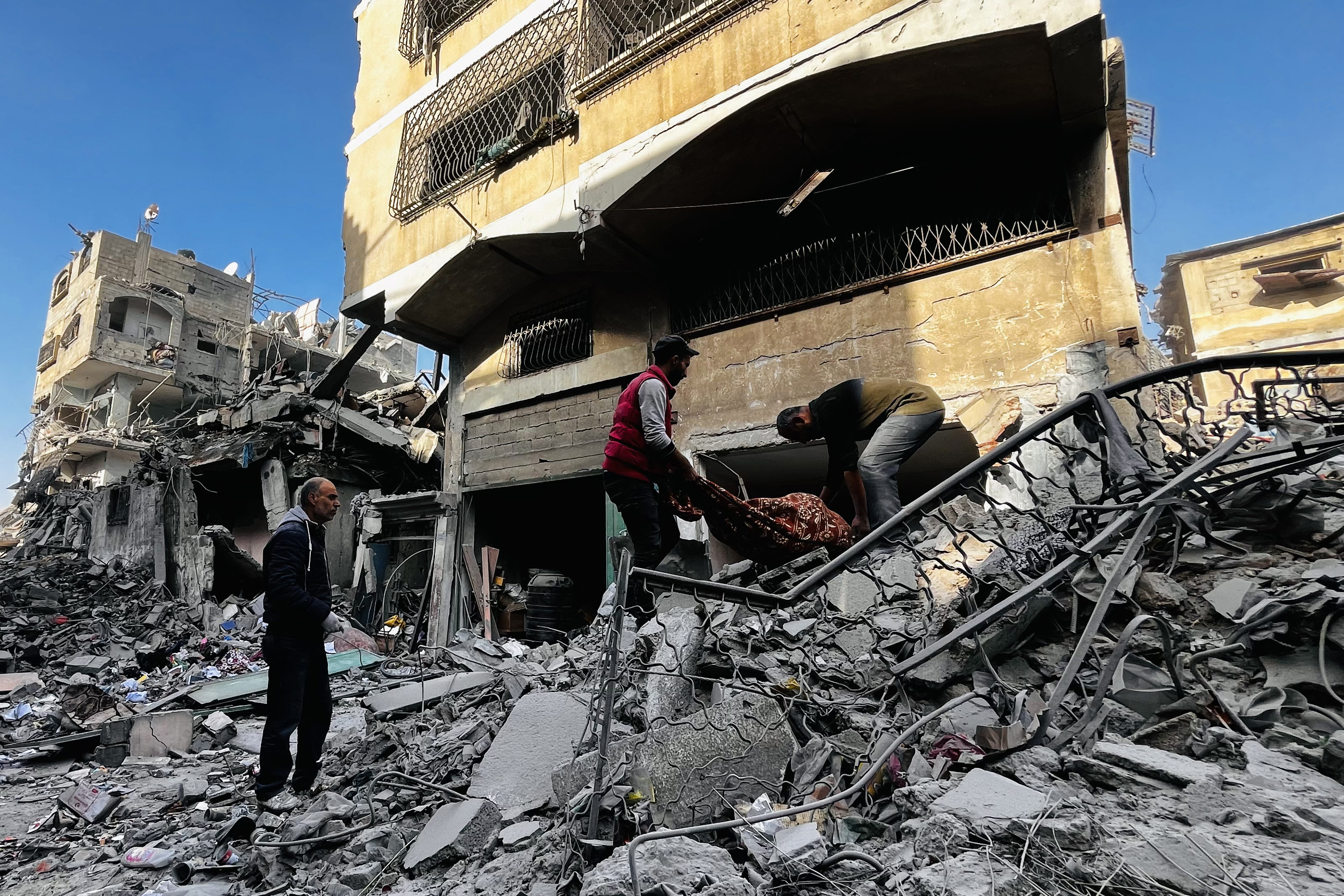 Palestino retira corpo dos escombros de prédio atingido por ataque israelense em Beit Lahia, no norte da Faixa de Gaza/Foto: AFP Palestino retira corpo dos escombros de prédio atingido por ataque israelense em Beit Lahia, no norte da Faixa de Gaza/Foto: AFP
