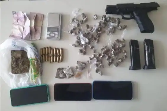 Armas e drogas foram apreendidas/Foto: Redes Sociais Armas e drogas foram apreendidas/Foto: Redes Sociais