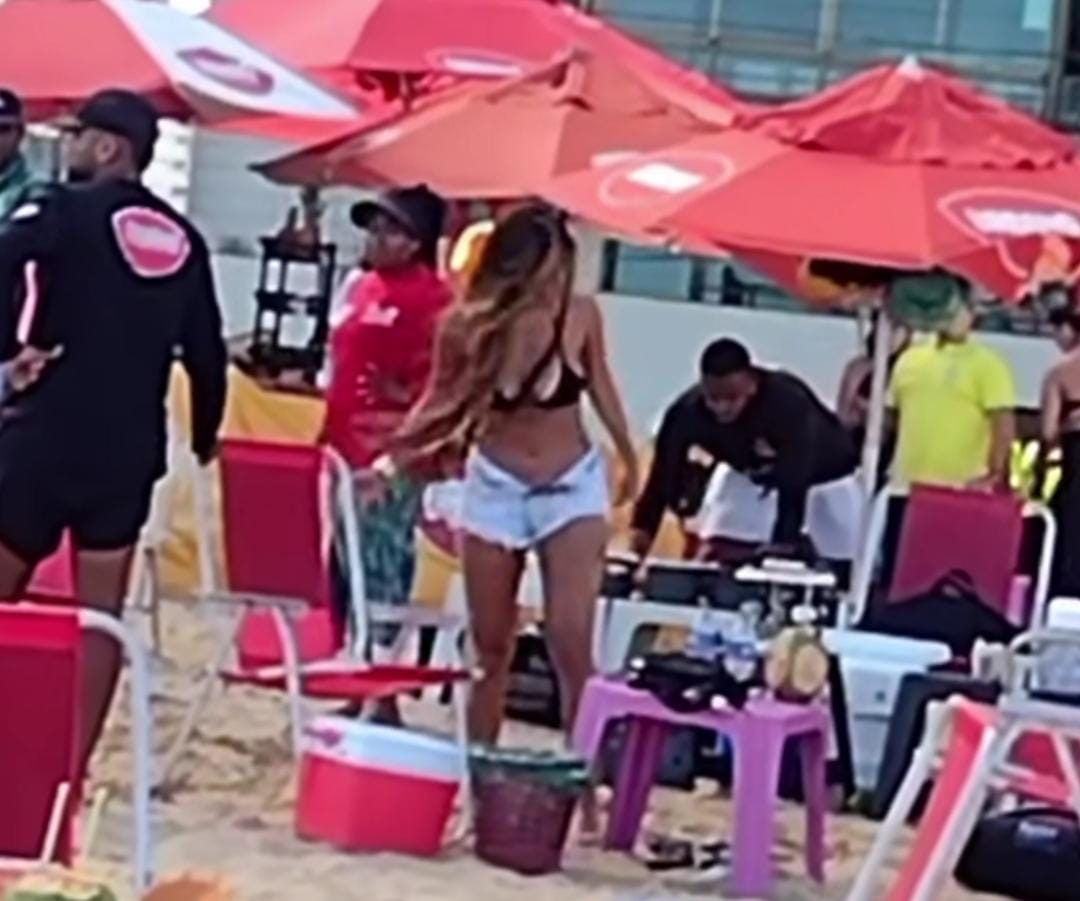 A vítima estava em uma barraca de praia quando foi atingida com uma facada na perna./Foto: Reprodução/Instagram