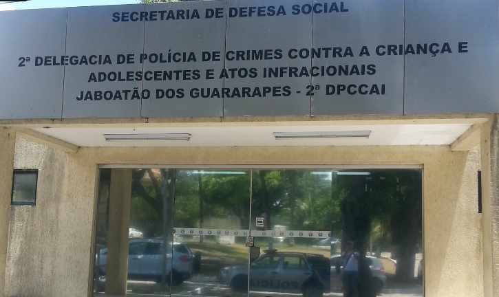 O caso foi levado pelos pais da vítima para a 2º Delegacia de Polícia de Crimes Contra a Criança e Adolescentes e Atos Infracionais, no bairro de Prazeres/Foto: Reprodução/Google Street View O caso foi levado pelos pais da vítima para a 2º Delegacia de Polícia de Crimes Contra a Criança e Adolescentes e Atos Infracionais, no bairro de Prazeres/Foto: Reprodução/Google Street View