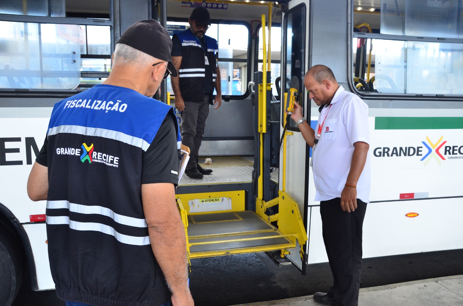 Técnicos vistoriaram elevador de ônibus/Foto: Paulo Maciel/CTM