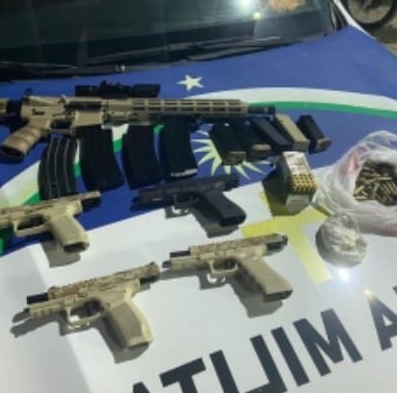 Fuzil, pistolas e munições foram apreendidos/Foto: PM Fuzil, pistolas e munições foram apreendidos/Foto: PM
