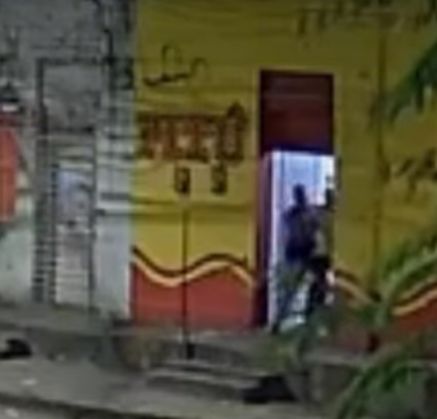 Imagem mostra flagrante da prisão em bar/Foto: Redes Sociais