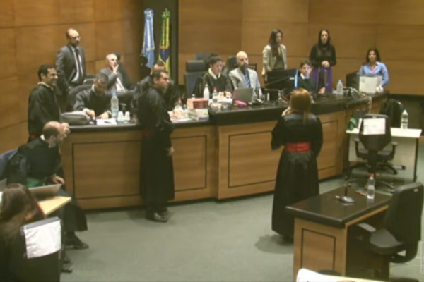 Primeiro dia do julgamento foi marcado pelos depoimentos de familiares das vítimas/Crédito: Reprodução/YouTube/Tribunal de Justiça do Estado do Rio de Janeiro Primeiro dia do julgamento foi marcado pelos depoimentos de familiares das vítimas/Crédito: Reprodução/YouTube/Tribunal de Justiça do Estado do Rio de Janeiro