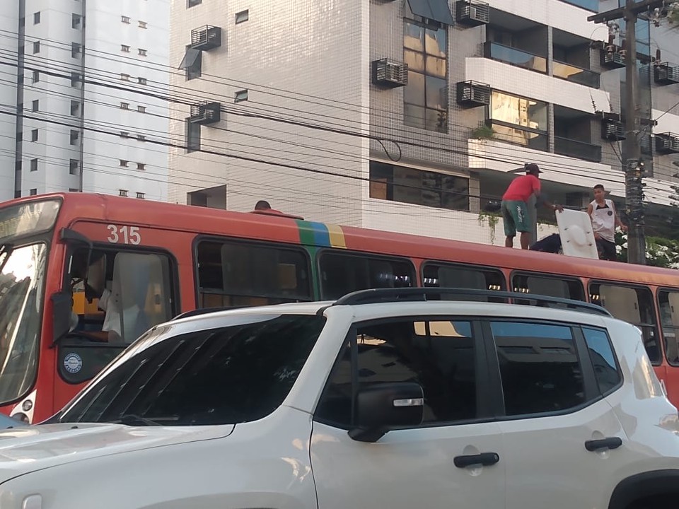 Flagrante de surfe em ônibus foi feito no Recife/Foto: Ricardo Novelino/DP Flagrante de surfe em ônibus foi feito no Recife/Foto: Ricardo Novelino/DP
