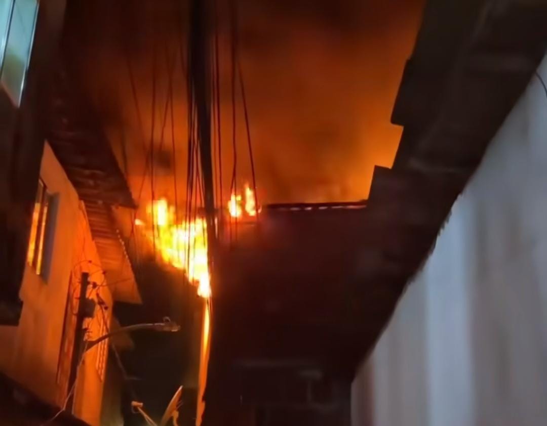 O fogo deixou a casa destruída