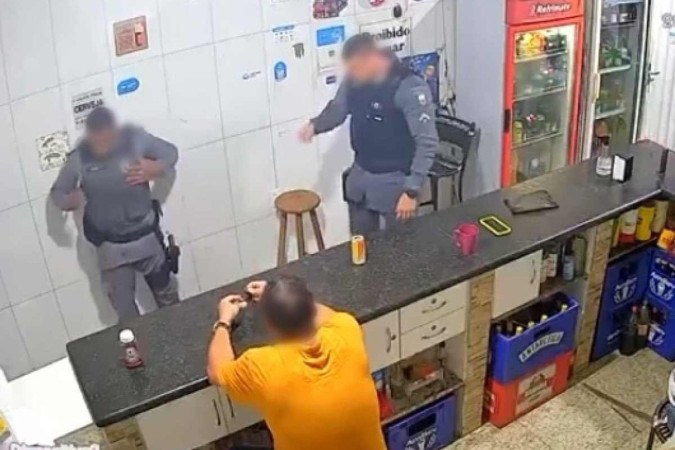 /Policia Militar do Espírito Santo abriu inquérito para apurar conduta e demais circunstâncias sobre o flagrante de dois policiais agredindo um homem em um bar - (crédito: Reprodução) /Policia Militar do Espírito Santo abriu inquérito para apurar conduta e demais circunstâncias sobre o flagrante de dois policiais agredindo um homem em um bar - (crédito: Reprodução)