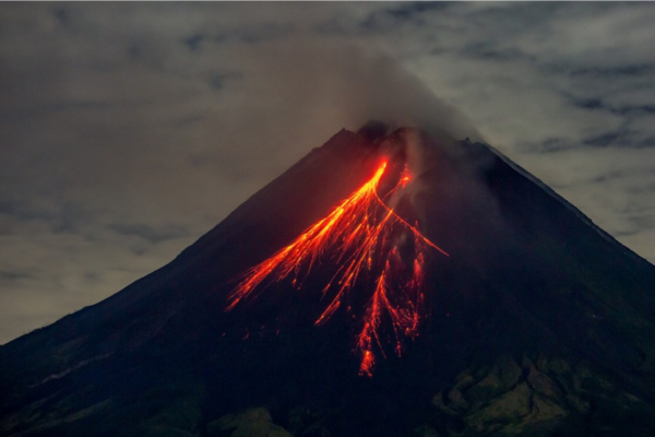 O Monte Merapi expele lava em suas encostas durante uma erupção vista na vila de Srumbung em Magelang, Java Central