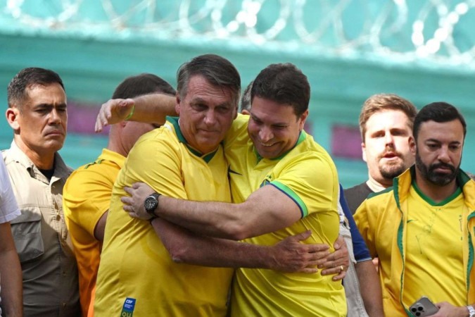 Bolsonaro em apoio à candidatura de Ramagem à Prefeitura do Rio em evento em julho. Ambos são alvos na investigação do esquema da Abin Paralela/foto: Mauro Pimentel/AFP Bolsonaro em apoio à candidatura de Ramagem à Prefeitura do Rio em evento em julho. Ambos são alvos na investigação do esquema da Abin Paralela/foto: Mauro Pimentel/AFP