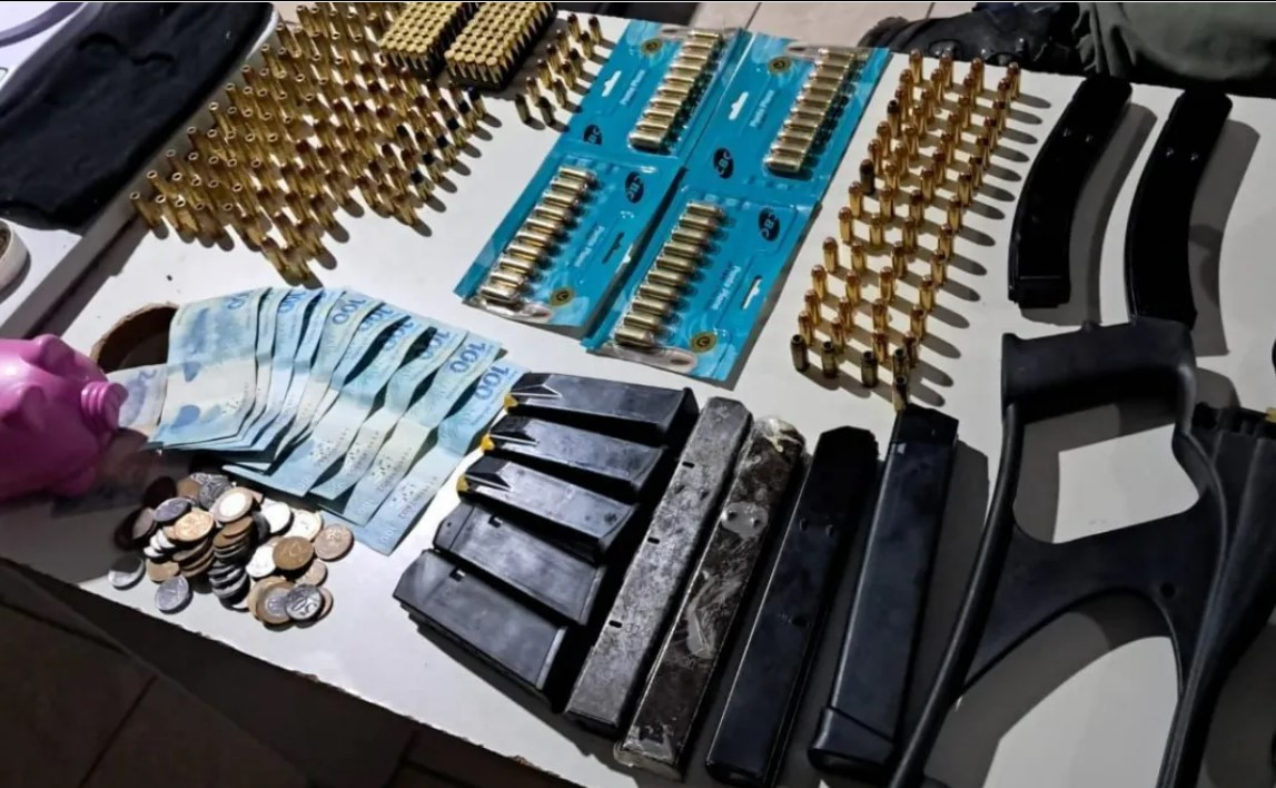 Armas e dinheiro foram apreendidos com acusado de liderar facção/Divulgação/SDS Armas e dinheiro foram apreendidos com acusado de liderar facção/Divulgação/SDS