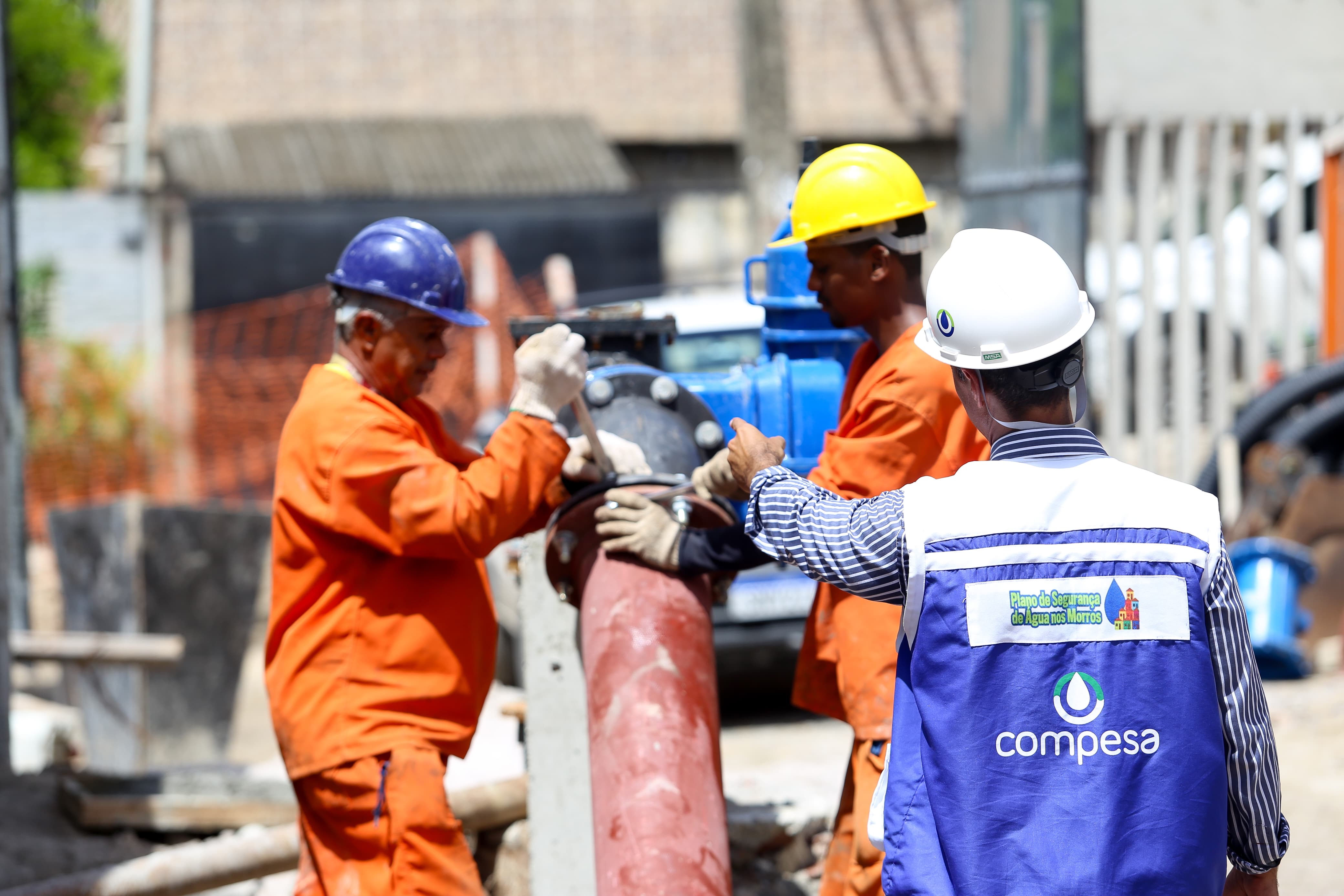 A Companhia destaca que os testes de colocação da tubulação em carga são realizados com cuidado, mas há possibilidade de rompimento de trechos da rede nessa fase/Foto: Divulgação/Compesa